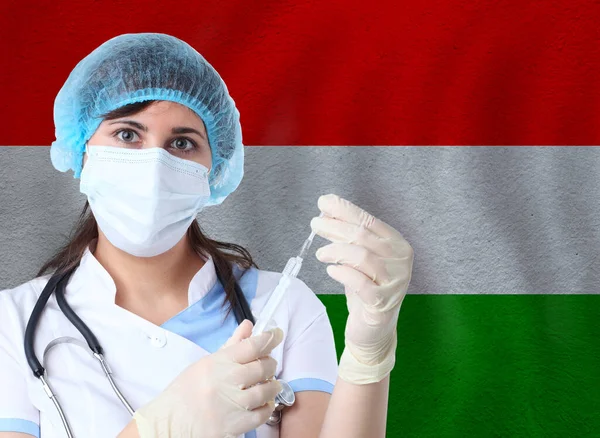 Mujer Científica Con Coronavirus Probeta Contra Bandera Hungría Investigación Virus —  Fotos de Stock