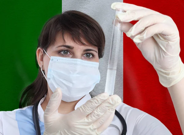 Mujer Científica Con Sonda Coronavirus Covid Contra Bandera Italia Investigación —  Fotos de Stock