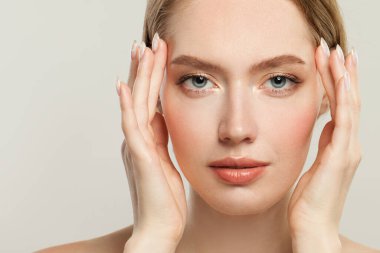 Güzel bir genç kadının portresi. Temiz ciltli sağlıklı model yüzü