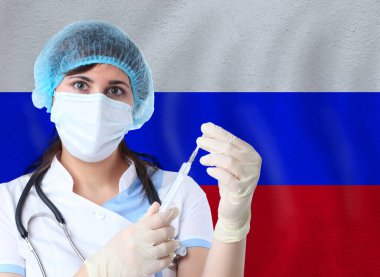 Test tüpü Coronavirus veya COVID-19 'u Rusya bayrağına karşı olan bilim kadını. Rusya 'daki bir salgının önlenmesi için laboratuvarda virüs araştırması