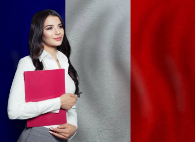 Fransa Üniversitesi konseptinde uzaktan öğrenme. Fransız bayrağı geçmişi olan genç bir kız öğrenci.