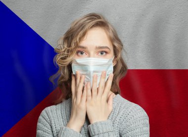 Çek Cumhuriyeti bayraklarında tıbbi maske takan şok olmuş bir kadın. Grip salgını ve virüs koruma kavramı