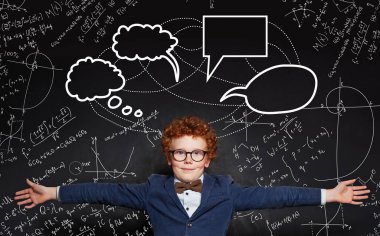 Evde eğitim ve uzaktan öğrenme kavramı. Siyah arka planda, baloncuk bulutlu mutlu bir çocuk. Boşluğu kopyala.