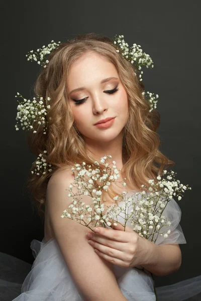 Söt Ung Kvinna Med Lång Blond Lockig Frisyr Och Blommor — Stockfoto