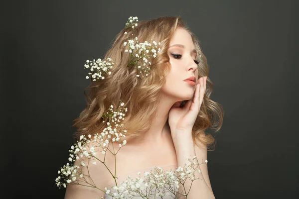 Våren Porträtt Vacker Kvinna Med Vita Blommor Svart Bakgrund — Stockfoto