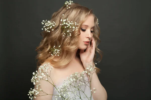 Jovem Mulher Com Flores Retrato Fundo Preto — Fotografia de Stock