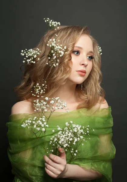 Mulher Jovem Com Cabelos Longos Saudáveis Encaracolados Retrato Primavera — Fotografia de Stock