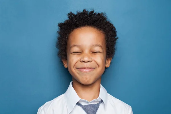 Смеющийся Чернокожий Мальчик Студент Синем Фоне — стоковое фото
