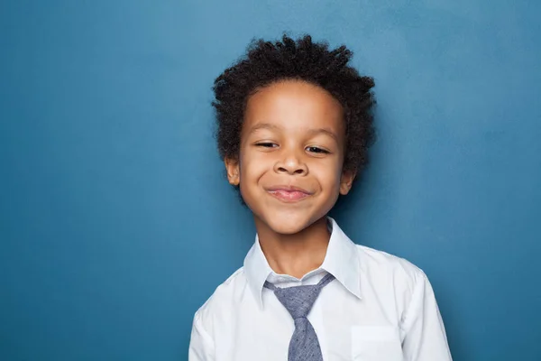 Retrato Pequeno Menino Negro Inteligente Sorrindo Fundo Azul — Fotografia de Stock
