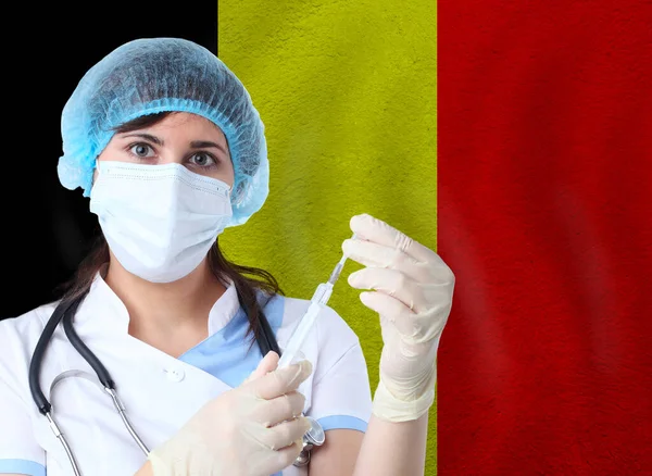 拿着试管Coronavirus或Covid 19对抗比利时国旗的女科学家 比利时预防大流行病的实验室病毒研究 — 图库照片