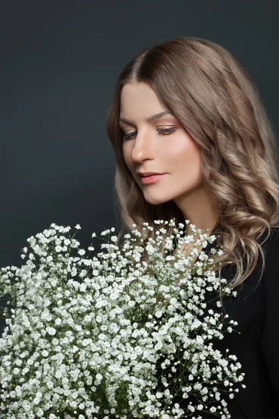 Τέλεια Γυναίκα Λευκά Λουλούδια Μαύρο Φόντο — Φωτογραφία Αρχείου