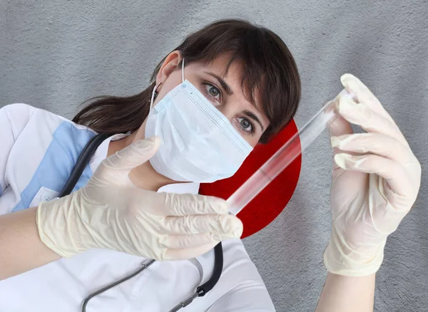 Mujer Científica Con Coronavirus Probeta Covid Contra Bandera Japón Investigación —  Fotos de Stock