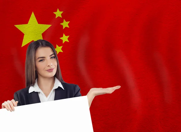 中国的远程学习 年轻女学生和中国国旗 — 图库照片