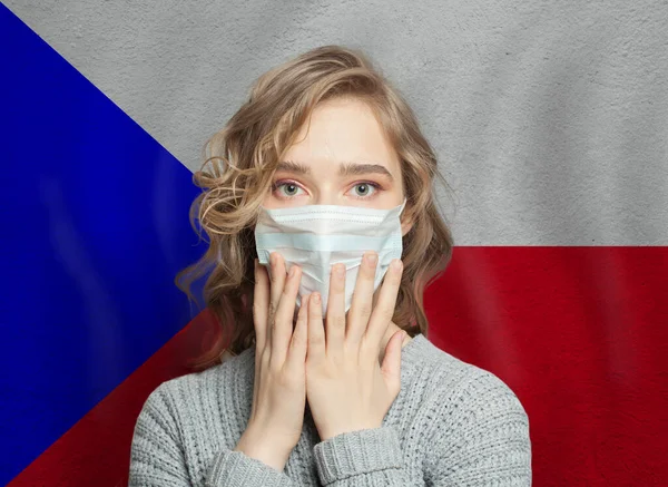 Panikartig Geschockte Frau Mit Medizinischer Gesichtsmaske Auf Tschechischem Fahnenhintergrund Grippeepidemie — Stockfoto