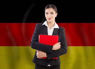 Alman bayrağına karşı kadın. Almanya 'da uzaktan öğrenim