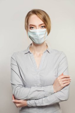 Yüz maskeli doktor ya da hemşire kadın. Tıbbi maskeli kadın. Grip salgını ve virüs koruma kavramı