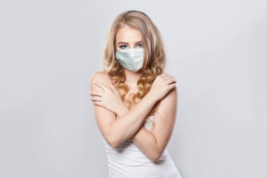 Tıbbi maske portresindeki güzel kadın. Beyaz maske takan kız.