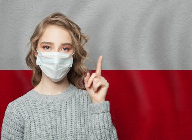 Polonya bayrağına dayanan tıbbi maskeli zeki bir kadın. Grip salgını ve virüs koruma kavramı