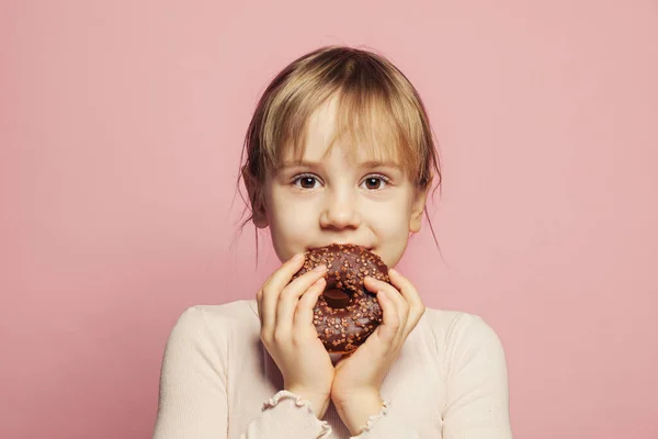 Joyeux Adorable Petite Fille Tenant Beignet Chocolat Happy Child Sur — Photo