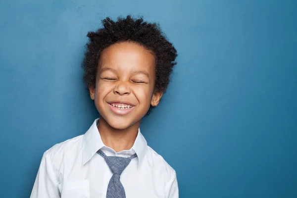 Дитина Сміється Чорний Хлопчик Розважається Синьому Фоні — стокове фото