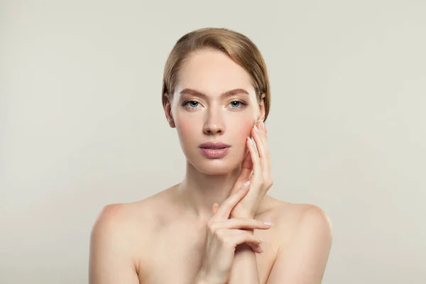 完美的女式温泉模特健康的女孩 皮肤清澈 皮肤护理和面部治疗的概念 — 图库照片
