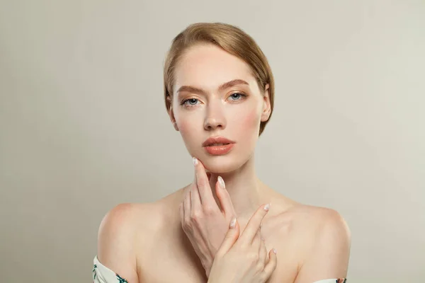 Hermosa Modelo Chica Retrato Blanco Concepto Cuidado Piel Tratamiento Facial —  Fotos de Stock