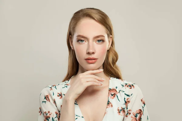 生姜の髪を持つエレガントな若い女性 白地のレッドヘッドモデル — ストック写真