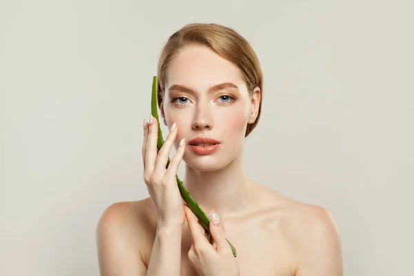 Nice Model Woman Clear Skin Green Aloe Plant Skincare Facial — Stock Photo, Image