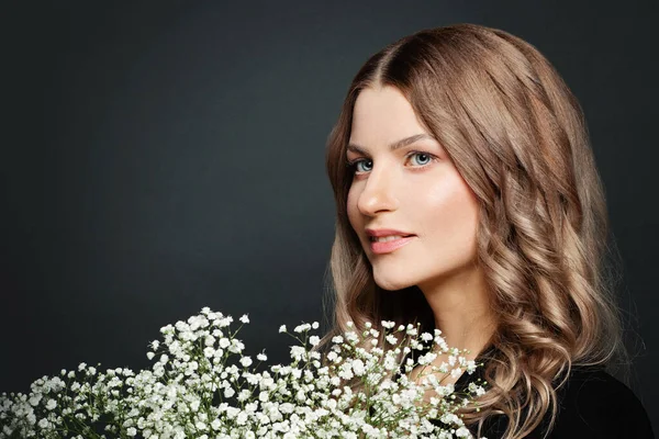 Perfecte Vrouw Met Witte Bloemen Zwarte Achtergrond — Stockfoto