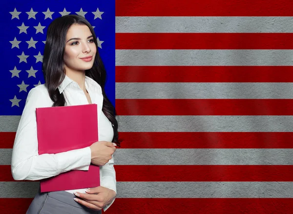 Mujer Con Bandera Estadounidense Formación Distancia Estados Unidos América —  Fotos de Stock