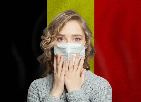 Panische Frau Mit Gesichtsmaske Auf Nationalflagge Belgien Hintergrund Grippeepidemie Und — Stockfoto