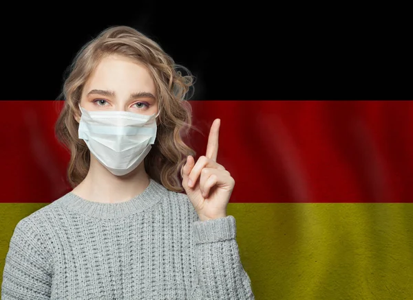 Ernste Frau Medizinischer Maske Die Gegen Die Deutsche Flagge Zeigt — Stockfoto