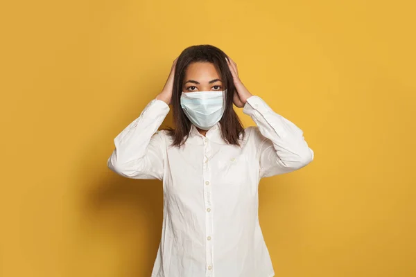 Afroameričanka Masce Panicing Žena Lékařské Masce Žlutém Pozadí — Stock fotografie