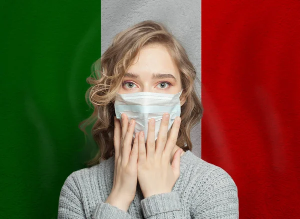 Panische Italienerin Mit Gesichtsmaske Gegen Italien Fahne Grippeepidemie Und Virenschutzkonzept — Stockfoto