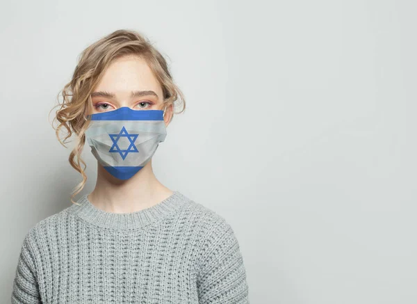 Mujer Joven Máscara Facial Con Bandera Israel Blanco — Foto de Stock