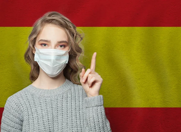 Mujer Joven Con Máscara Médica Apuntando Hacia Bandera España Epidemia —  Fotos de Stock
