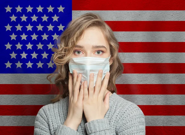 Mujer Conmocionada Con Una Máscara Facial Fondo Bandera Estados Unidos —  Fotos de Stock