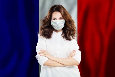 Fransız bayraklı tıbbi maske takan mutlu hemşire ya da doktor. Fransa 'da grip salgını ve virüs koruması