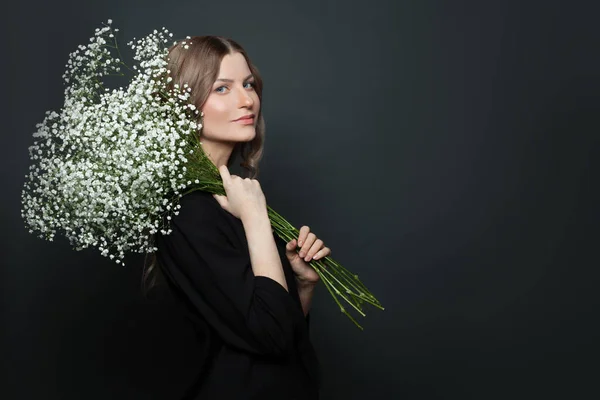 Elegantní Žena Černém Obleku Drží Bílé Květy Černém Pozadí — Stock fotografie