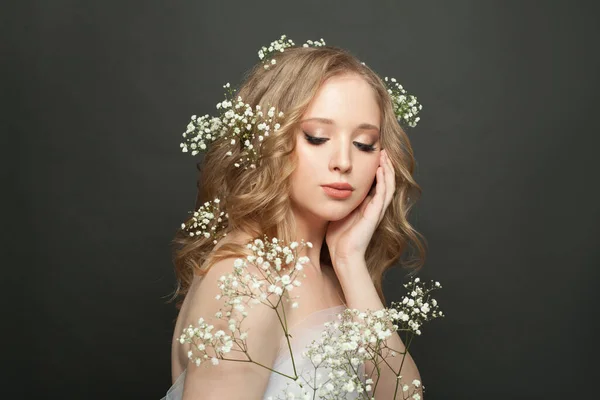 Perfektní Modelka Žena Dlouhými Zdravými Kudrnatými Vlasy Květy — Stock fotografie