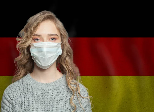 Junge Frau Mit Gesichtsmaske Mit Nationalflagge Deutschland Grippeepidemie Und Virenschutzkonzept — Stockfoto