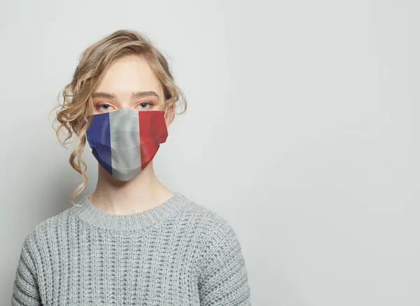Giovane Donna Che Indossa Una Maschera Facciale Con Bandiera Concetto — Foto Stock