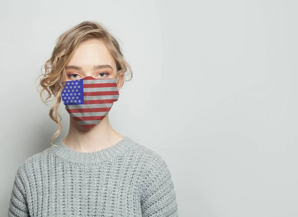 Mladá Žena Masce Národní Vlajkou Usa Epidemie Chřipky Koncepce Ochrany — Stock fotografie
