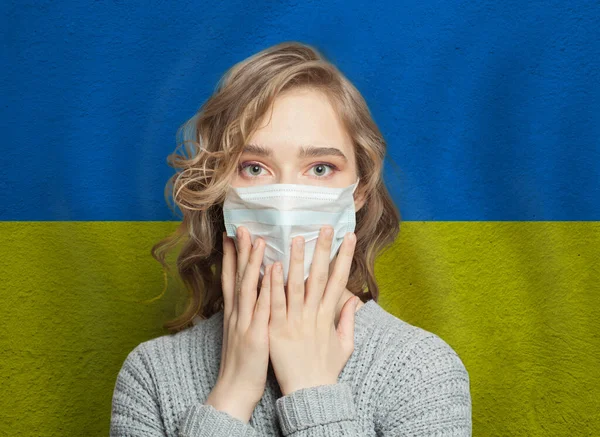 Mujer Asustada Con Una Máscara Fondo Bandera Ucrania Epidemia Gripe —  Fotos de Stock