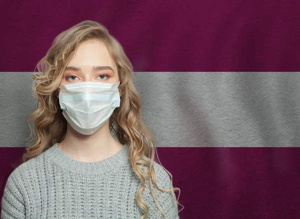 Mujer Joven Con Una Máscara Facial Con Bandera Letonia Epidemia — Foto de Stock