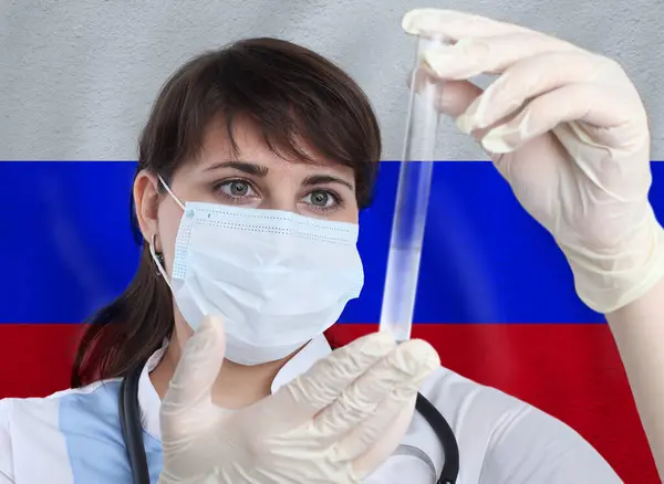 Mujer Científica Con Coronavirus Probeta Covid Contra Bandera Rusia Investigación — Foto de Stock