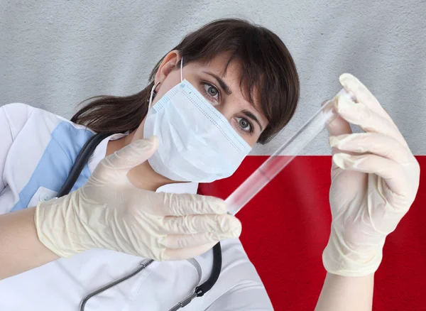 Mujer Científica Con Sonda Ensayo Coronavirus Covid Contra Bandera Polonia —  Fotos de Stock