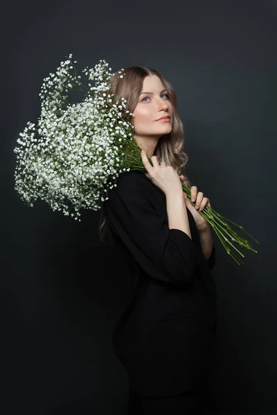 Volwassen Vrouw Met Witte Bloemen Zwarte Achtergrond — Stockfoto