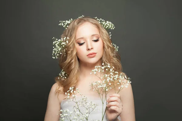 Junge Frau Mit Langer Gesunder Blonder Lockenfrisur Und Weißen Blüten — Stockfoto
