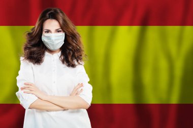 İspanya bayrağı geçmişinde tıbbi güvenlik maskesi takan mutlu İspanyol doktor ya da hemşire. İspanya 'da grip salgını ve virüs koruması